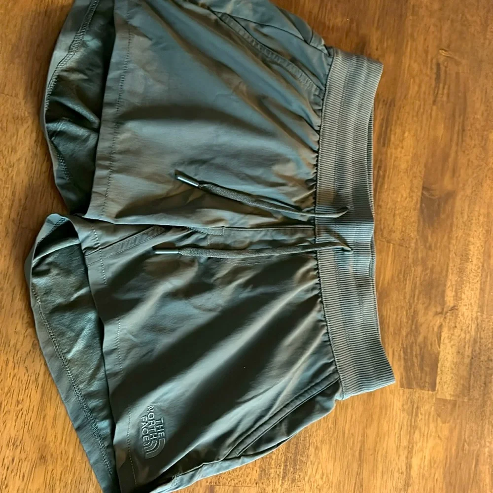 New, never worn North Face shorts - Picture 5 of 5